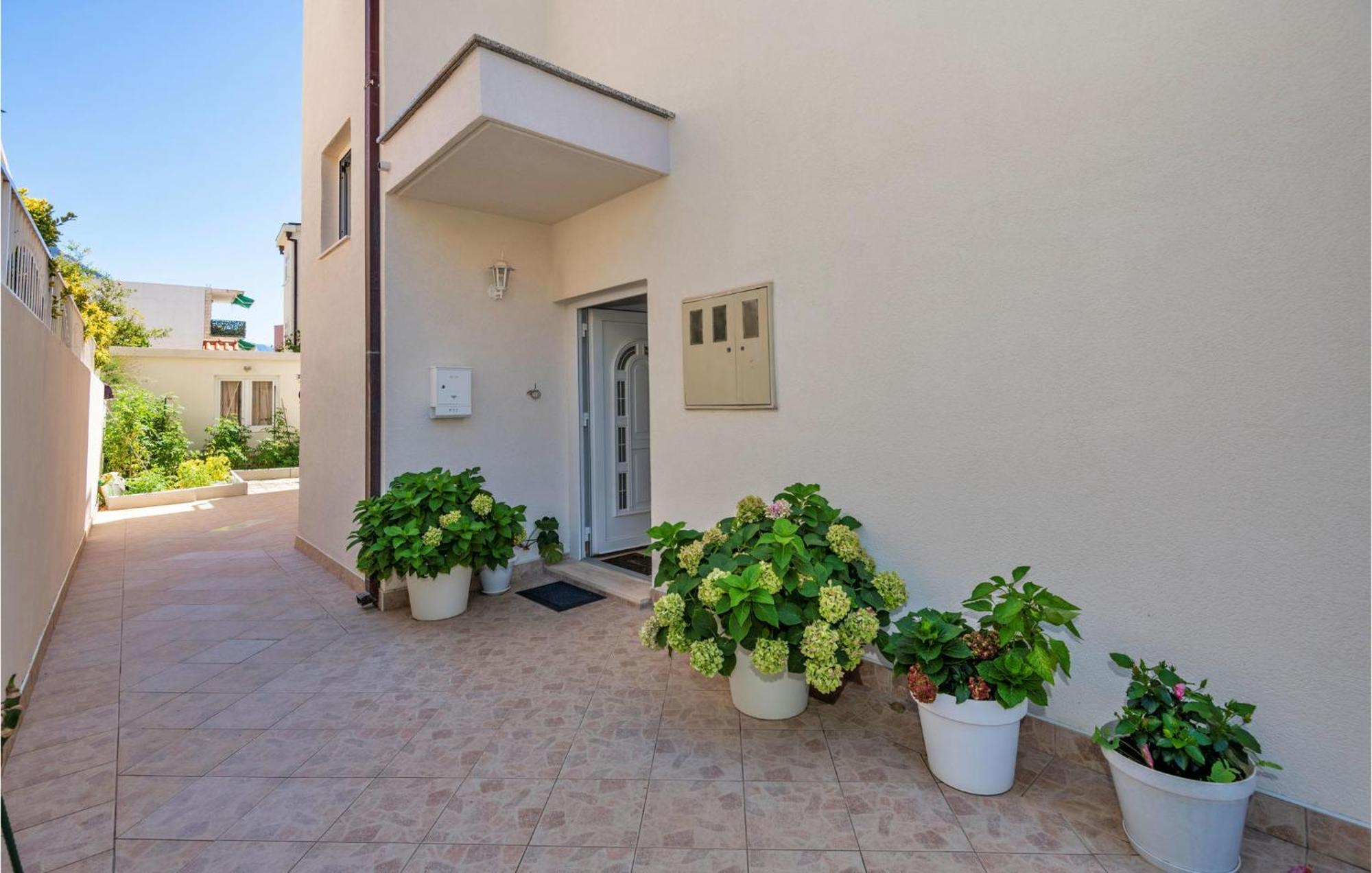 Lovely Apartment In Makarska With Kitchen Exteriér fotografie